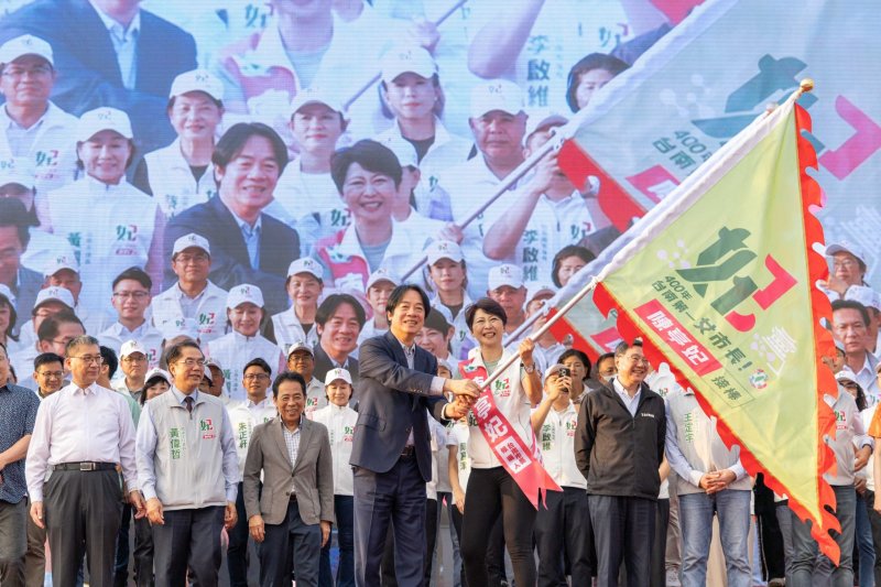 陳亭妃競選總部成立湧入逾兩萬人流　賴清德總統親自授旗盼台南全台得票率第一